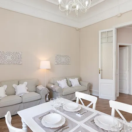 Lumine Sagrada Familia Apartment